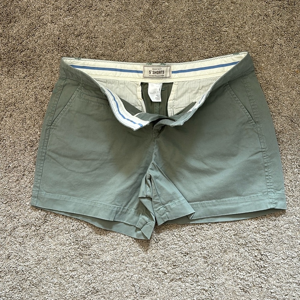 Women’s Old Navy Perfect 5” shorts. Size 6. Greenish gray color.